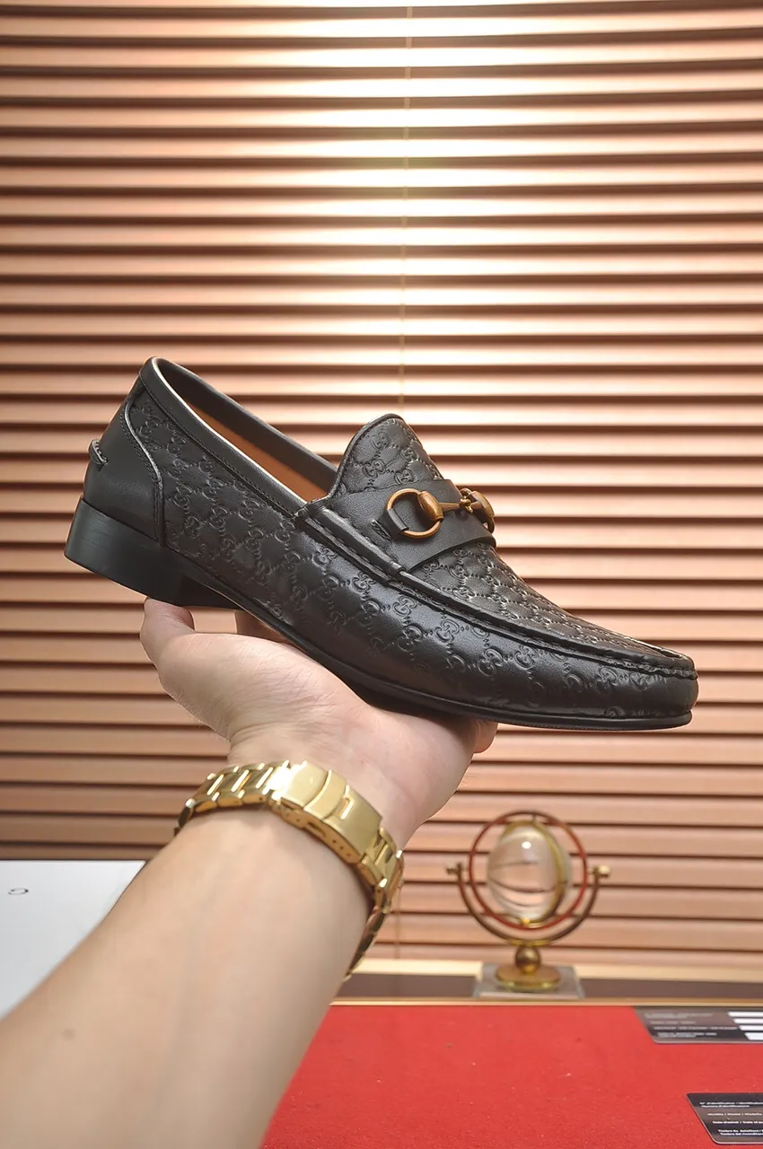 Men's shoes💰500💶Italy's top luxury men's shoe giant (GUCCI) (Gucci) (full cowhide lining) new arrival🍃Original European style🔰 Pleasant to the eye😍In order to make the shoes more durable and non-deformable🌀The production continues to follow traditional methods but there is still no lack of innovation💪Choose original sheepskin for the leather♻️ Smooth and natural And extra bright ⭐Made of imported cowhide, the first choice of rich people 38-45 (45 customized)